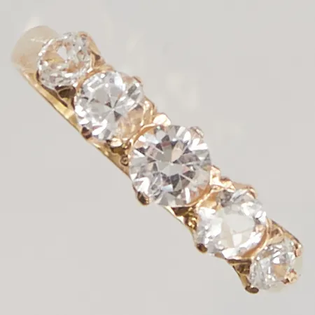 Ring Ø16¼, bredd:5mm, vita stenar, 18K 3,0g.