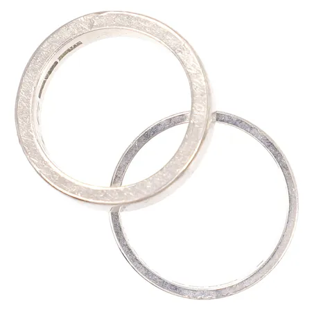 Diverse guld ringar en med liten vit sten vitguld gravyrer repor 18K Vikt: 21 g