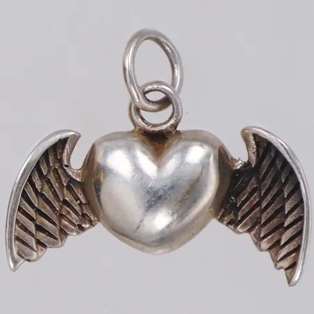 Hänge hjärta med vingar, längd 16mm inklusive ögla, bredd 21mm, GHA, 925/1000 silver Vikt: 1,8 g