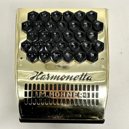 Munspel M.Hohner Harmonetta, 18x15cm, guldfärgad metall, 1900-tal, repor, färgbortfall, smuts, ej funktionstestad, originalväska sliten med trasig dragkedja Vikt: 0 g