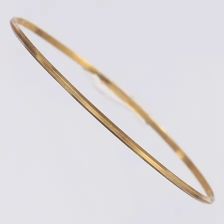 Armring Ø65mm bredd 2mm något ojämn i formen 18K Vikt: 5,1 g