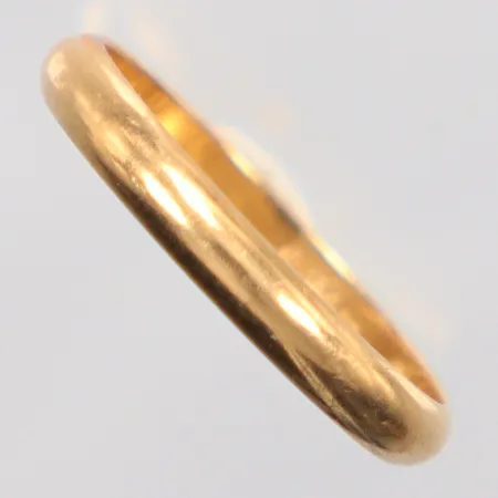 Ring slät, Ø18¾, gravyr, 18K. Vikt: 2,9 g