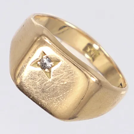 Ring med liten vit sten stl 18 bredd 3-10mm repor gravyr 18K Vikt: 8,4 g