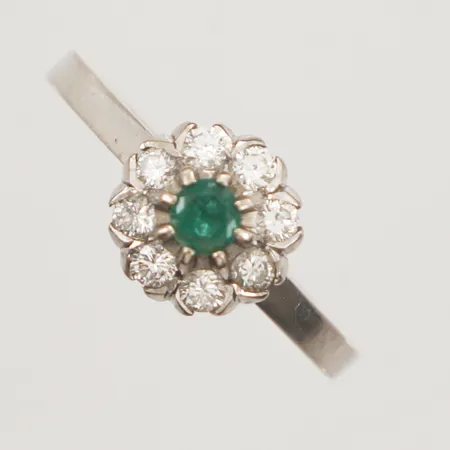 Ring med smaragd och diamanter, ca 8x0,04ct, totalt 0,33ct, enligt gravyr, stl 18¾, bredd 9,3mm, 18K Vikt: 3,9 g