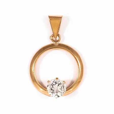Hänge i 18K guld: Genombruten cirkel med vit sten. Det är 18 mm brett, 26,5 mm långt inkl. ögla och väger 1,0g.