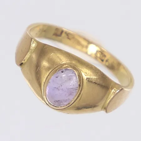 Ring med lila sten stl 17¾, bredd 2-10mm, 18K Vikt: 2,9 g