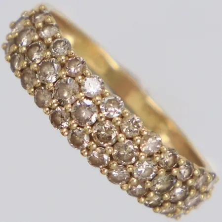 Ring med diamanter 37x ca 0,02-0,03ct totalt 1,00ct enligt gravyr, cognacsfärgade, stl 17¼, bredd 1,8-5,3mm, 18K Vikt: 2 g