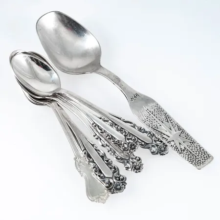 Blandade skedar i silver (830/1000). Vikt: 101,9g.