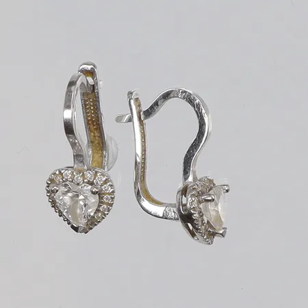 Ett par Örhängen i vitguld med vita stenar 8x18mm, ostämplade 14K Vikt: 2,7 g