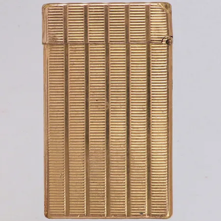 Tändare, ST. Dupont, Paris, Frankrike, numrerad 090AFE, guldfärgad metall, höjd 58mm, bredd 35mm, kraftigt slitage, flertal bucklor, inga tillbehör.