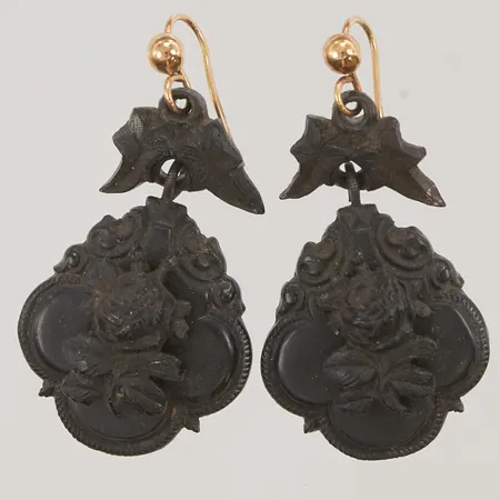 Ett par örhängen troligtvis jet, 47mm, 18K bruttovikt 6,2g.