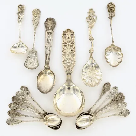 12 moccaskedar 12cm, 4 ströare olika modeller, 1 dopsked, 1 serveringssked,16cm, Silver 830/1000 Vikt: 229,3 g