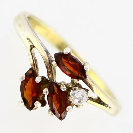 Ring med granater samt vit sten, stl 15½, bredd 1,5-10mm, sliten förgyllning, silver 835/1000 Vikt: 1,6 g