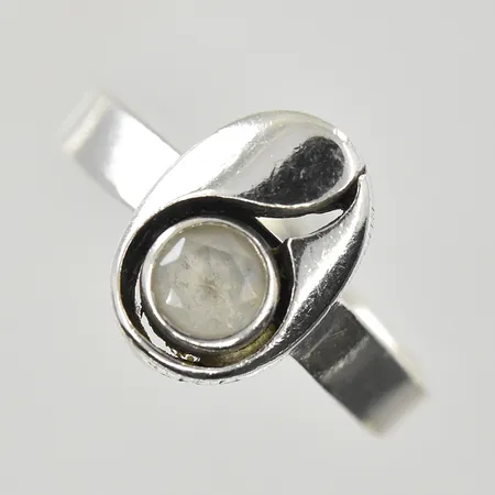 Ring med bergkristall design Karl Laine för Finnfeelings Finland, stl 17½, bredd 3-12 mm, justerbar skena, 925/1000 silver. Vikt: 2,9 g