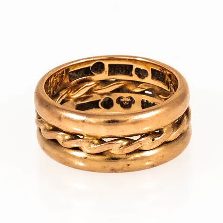 Graverad ring i 18K guld. Vikt: 8,8g.