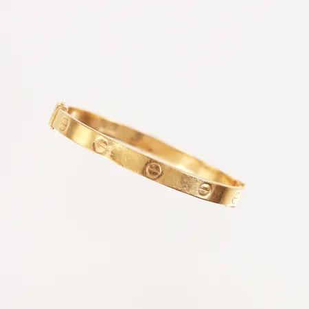 Armring, inre omkrets ca. 17cm, bucklor samt skevheter, 21K OBS! ej märkesdesign. Vikt: 13,9 g