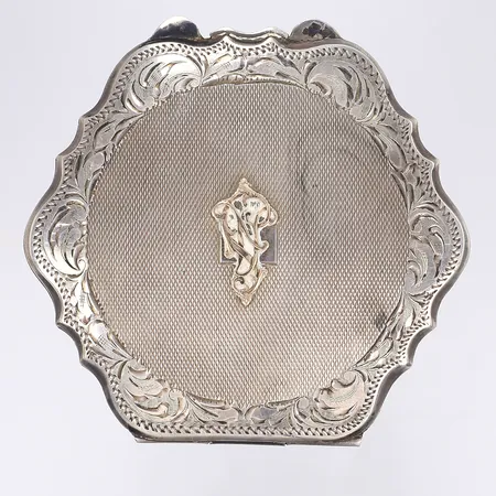 Puderdosa 1900-talets första hälft ca 85x85mm invändigt med spegelskiva ovansidan med monogram av sannolikt 14K guld silver 900/1000 vikt 124,8g brutto