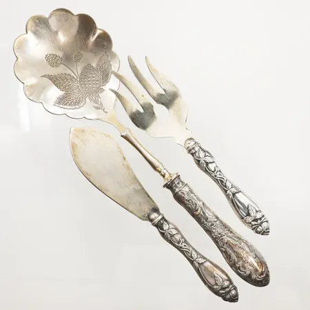 Uppläggningsbestick med organisk dekor, 3 delar, del i stål, silver 813-875/1000, bruttovikt 172,4g Vikt: 172,4 g