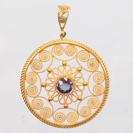 Hänge med lila sten, genombruten dekor, längd 4cm, bredd 3cm, 14K. Vikt: 4,3 g