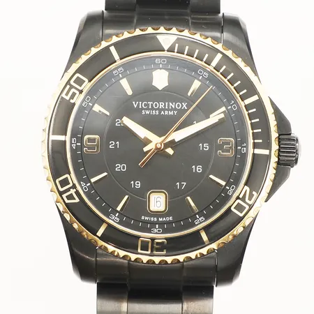 Armbandsur Victorinox Swiss Army, svart stål/gulmetall, quartz, Ø 43mm, safirglas, datum, refnr 241884, serienr 190524892, innermått inklusive ur ca 18cm, 2 extra länkdelar, manual, box