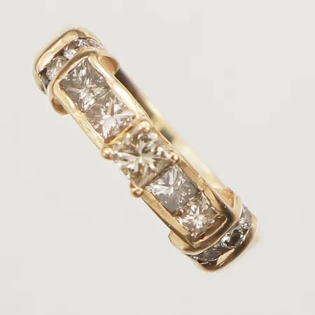 Ring med diamanter, 1xca0,18ct 4xca0,06ct prinsesslipade, 4xca0,02ct briljantslipade, stl 17¼, bredd 3-3,7mm, defekt, 18K  Vikt: 3,7 g