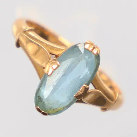 Ring med Akvamarin Ø15¼, gravyr, tillverkad 1960, 18K. Vikt: 2,3 g