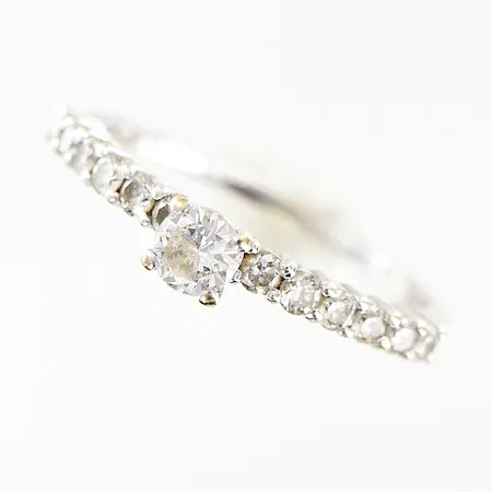 Ring, diamanter 1 x ca 0,18ct, 12 x 0,02ct, stl 16½, vitguld, 18K. Vikt: 1,8 g