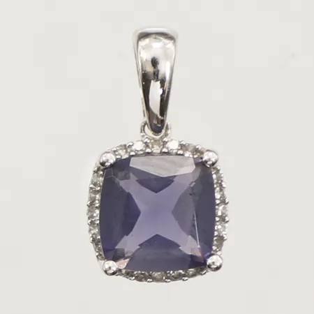 Hänge med vita och lila sten, möjligen lolit, ca 13mm, inklusive ögla, bredd 7mm, vitguld, 18K Vikt: 0,8 g