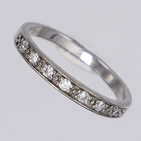Ring med vita stenar stl 16¾ bredd 2mm silver 925/1000 Vikt: 1,5 g