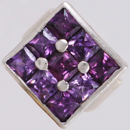 Ring med lila stenar, stl 17, bredd 5,5-17mm, 925/1000 silver Vikt: 10,4 g