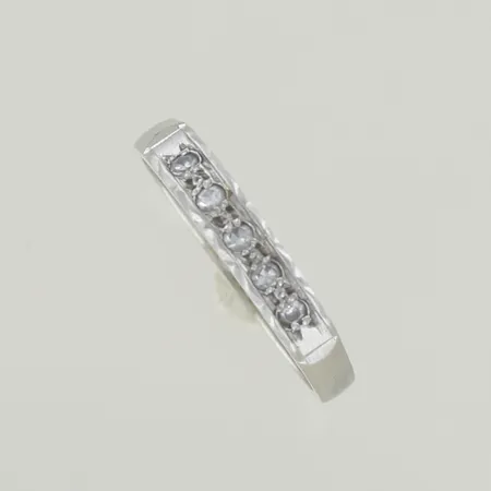 Ring med diamanter 0,02x5, tot 010ct, graverad, 18K Vikt: 2,2 g