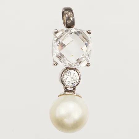Hänge med vita stenar och pärla, ca 38mm, bredd 12mm, något sliten pärla, 925/1000 silver Vikt: 9,2 g