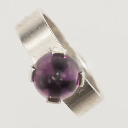 Ring med hög cabochonslipad ametist, stl 17½, bredd 8mm, Ulf Sandberg, Ceson Guldvaru Ab Götebor år 1990, 925/1000 silver Vikt: 6,1 g