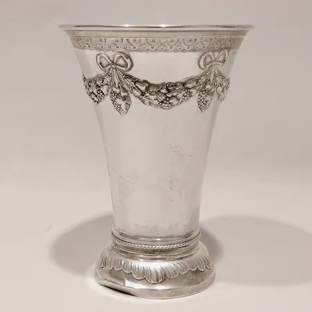 Pokal med dekor av festonger, ca 15cm, personlig gravyr, bucklig, defekt fot, C.G Hallberg år 1917, 830/1000 silver Vikt: 181,8 g
