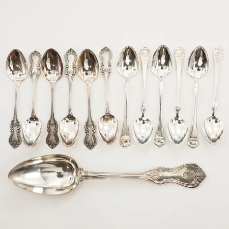 Tretton skedar, olika modeller, gravyr, 830/1000 silver Vikt: 227,3 g