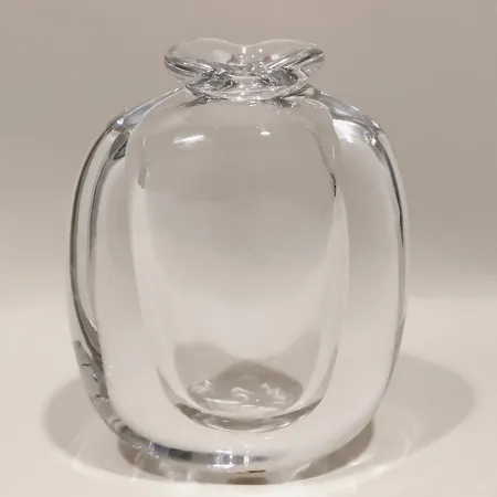 Vas Göran Wärff Kosta Boda, höjd ca 20cm, nr 47903, signerad, mindre repor, glas. Skickas med postpaket.