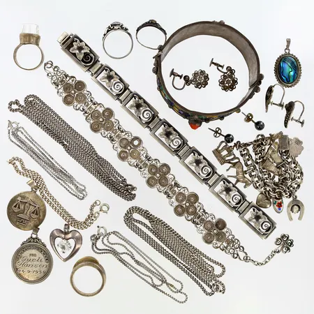 5 kedjor, 38,42,60cm, 4 armband ca 18cm, (1 defekt) 4 hängen, 3 par örhängen (4 med skruvfäste) 4 ringar (1 defekt) Artmband stelt med emalj, defekter, Silver 830-925/1000 Vikt: 188,7 g