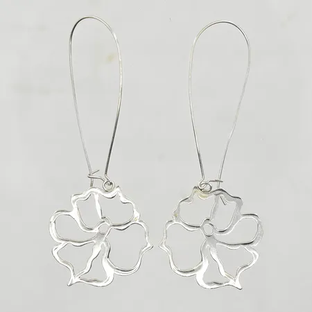 Ett par örhängen Garden of Eden design Efva Attling, längd 8 cm, 925/1000 silver. Vikt: 7 g