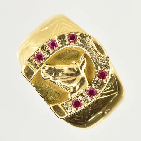Ring med hästhuvud, hästsko och cerise stenar, stl 21, bredd 9-16 mm, ostämplad, 18K. Vikt: 30,5 g