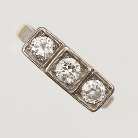 Ring med diamanter, 1 x ca 0,23ct, 2 x ca 0,20ct, ca TCr-C (I-J), Si-P,  stl 17¾, bredd ca 2-5,5mm, tvåfärgad, 18K Vikt: 3,6 g