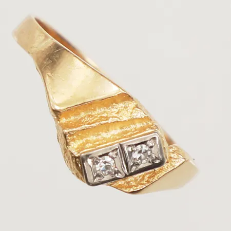 Ring med diamanter, 2xca0,01ct 8/8-slipade, stl 17¼, bredd 2,2-7,6mm, 18K Vikt: 2,2 g