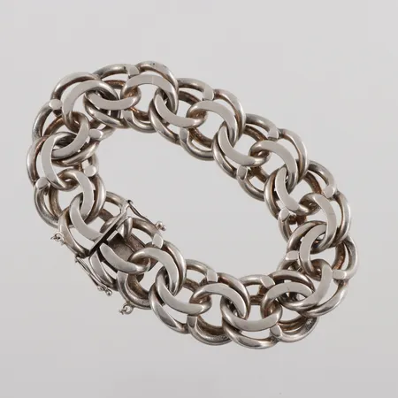 Armband Bismarck Silver 830/1000,Victor Janson Lindesberg,bruksslitage,öglor till säkerhetskedja finns,längd ca 22 cm,bredd 19.5 mm. Vikt: 108,9 g