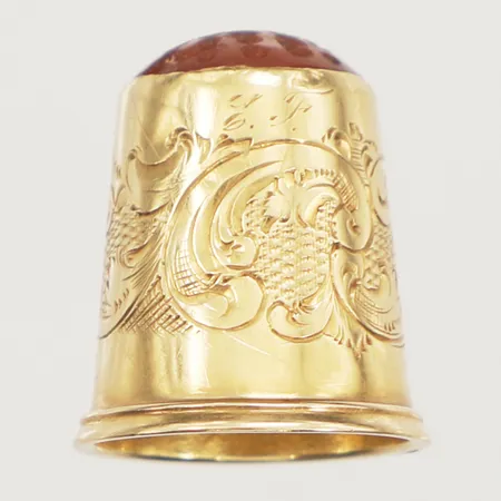 Fingerborg med karneol samt mönstergravyr, Ø ca 14mm, år 1864, 18K Vikt: 2,8 g