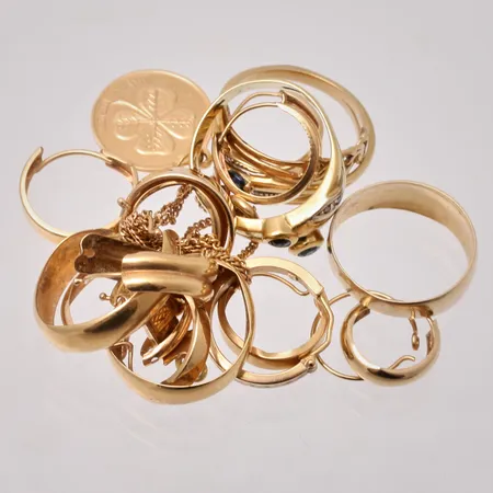 Diverse defekt guld, 18K, vikt 17,2g.