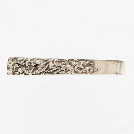 Slipsklämma med oregelbunden dekor, 62mm, bredd ca 10mm, silver 925/1000 Vikt: 12 g