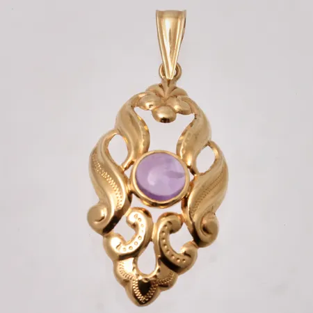 Hänge i 18K guld, mått 15,5x35,8mm, 1st Ametist, mått Ø5,7mm, tillverkad av Gunnar Bermar HB, år 1956, vikt 1,35g.