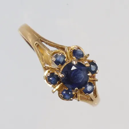 Ring med blåa stenar stl 16¾ bredd 1,5-8mm 21K Vikt: 1,9 g