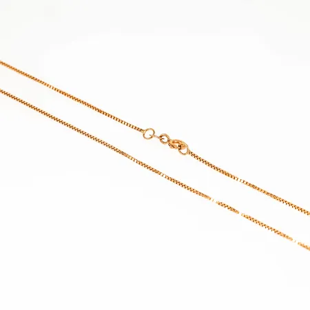 Kedja Venezia i 18K guld. Den är 60 cm lång, 1 mm bred och väger 4,5g. Springring.