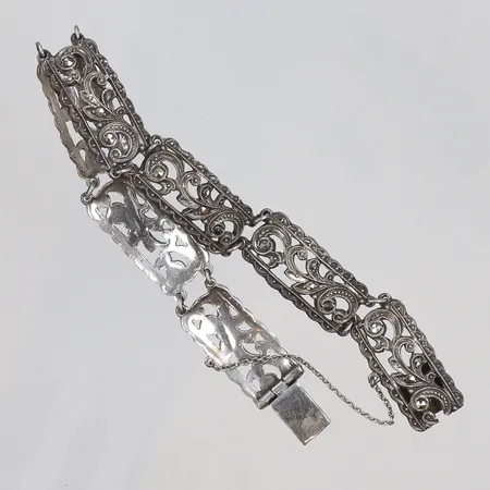 Armband mönstrat med markasiter, genombruten dekor av växter ca 19cm bredd 11mm, omkring 1900-talets mitt silver 830/1000 Vikt: 19,7 g