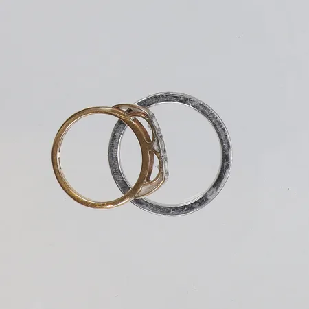 2 st Ringar med diamanter 9xca0,01ct samt vita stenar, gravyr 18K Vikt: 10,2 g
